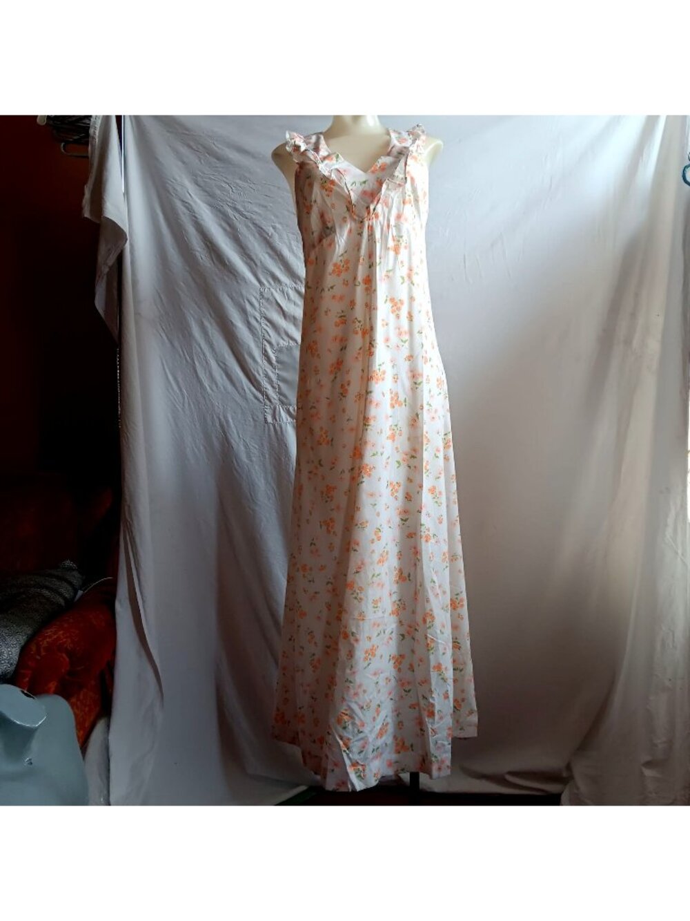 Vintage Maxi Dress sz 8 Medium White Floral Ruffle Sleeveless V-Neck Open Back
